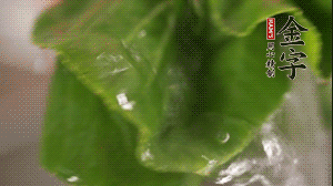 小青菜從根部掰開，分別洗凈。