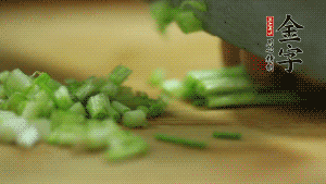 小蔥切成蔥花。