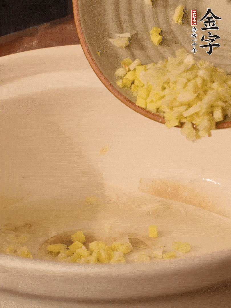 熱油下鍋，姜爆香。下冬瓜略微翻炒。
