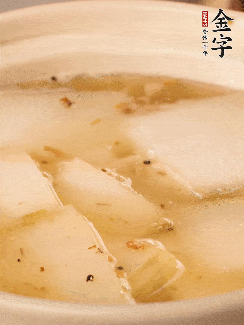 加入適量清水，再放咸肉，淋點(diǎn)黃酒添味。
