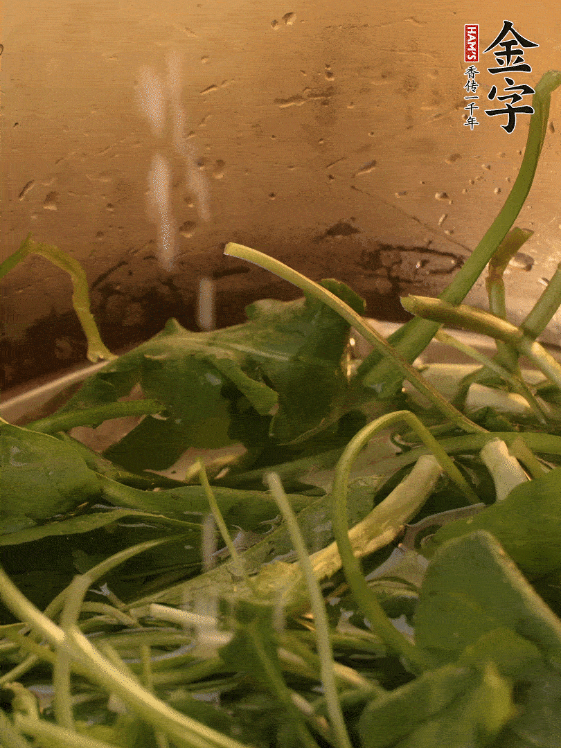 薺菜去掉根部，加小蘇打、鹽熱水沸騰燙軟。