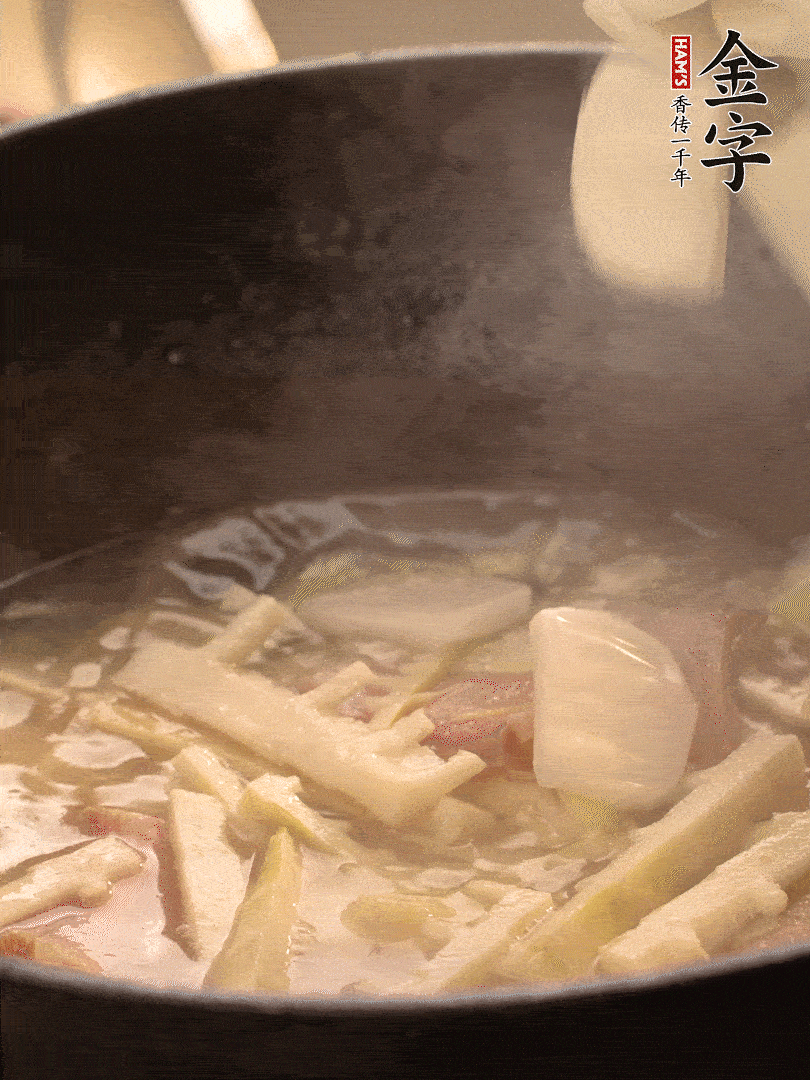 加一點(diǎn)開水后，放年糕燜2分鐘至軟。