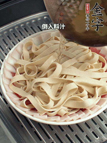 將料汁倒入食材中，改上保鮮膜蒸半小時(shí)。