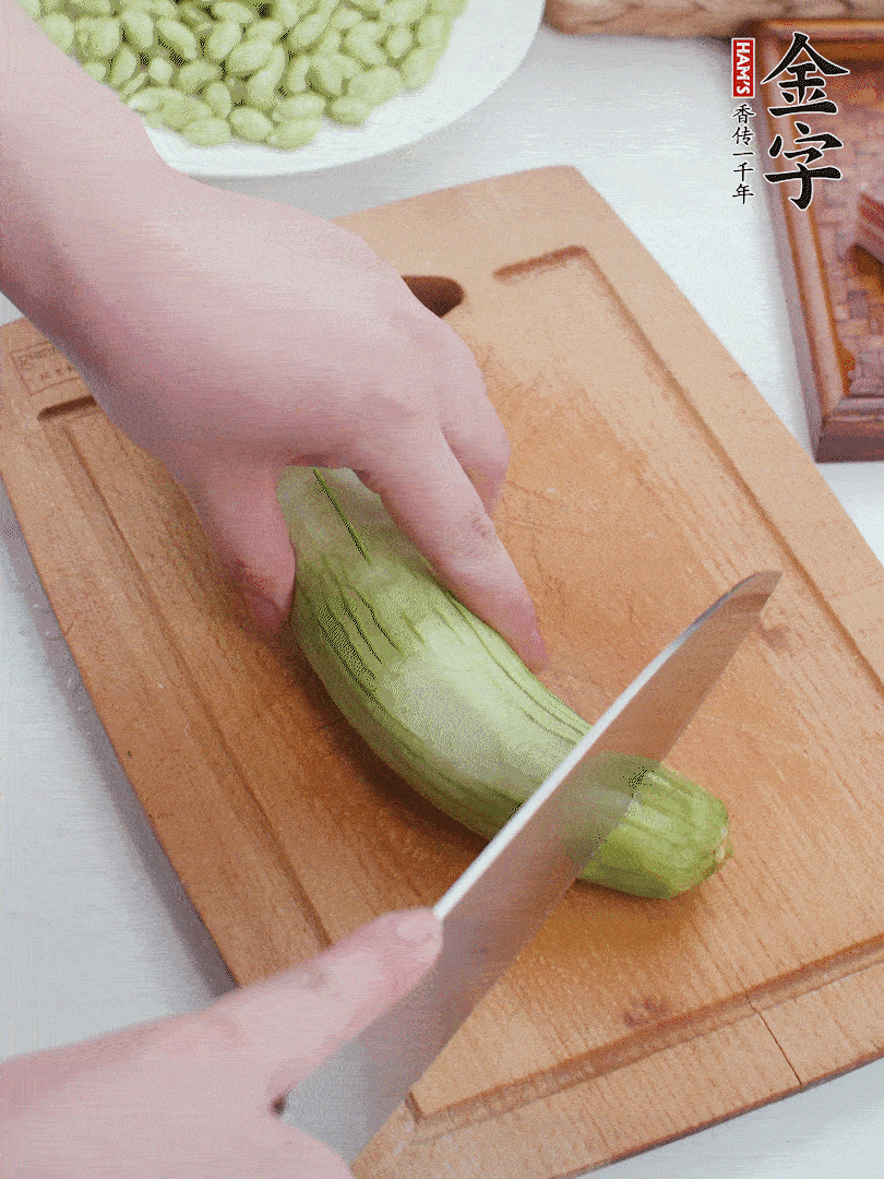 絲瓜去掉外皮，去掉兩端，切成滾刀塊。