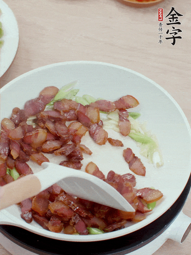 鍋中少許油，姜、蒜白爆香，下臘肉煸出油脂。