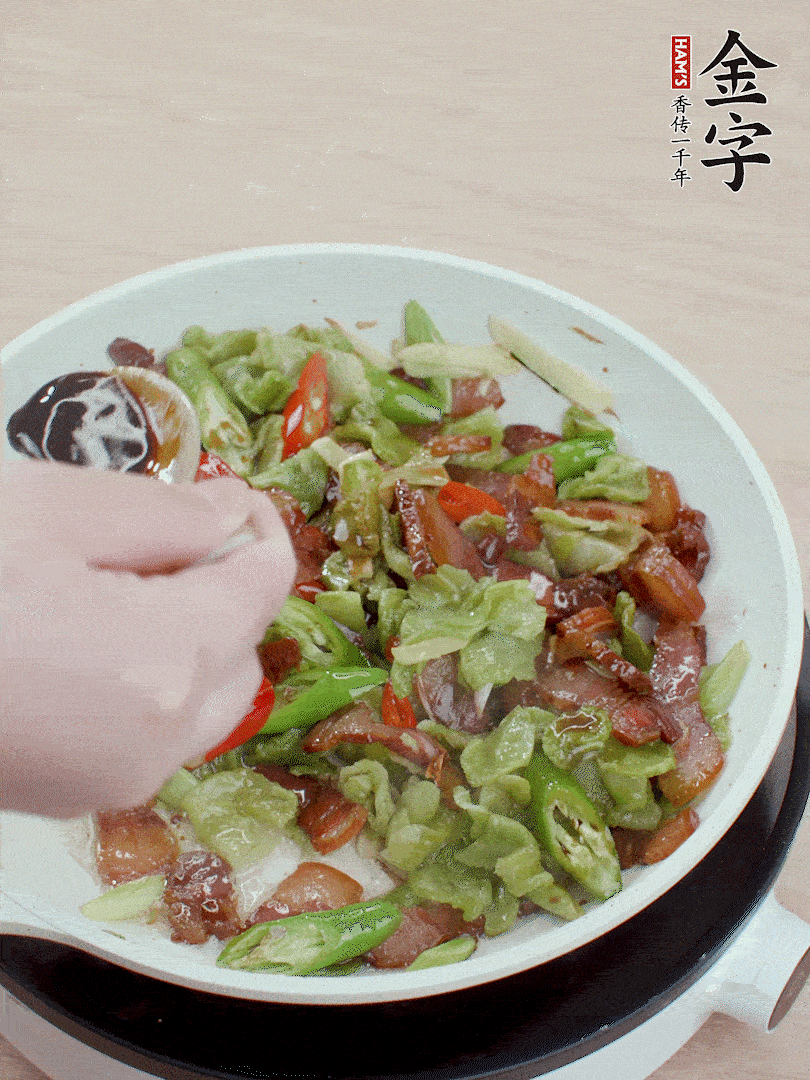 2勺生抽調(diào)味，最后撒蒜葉。