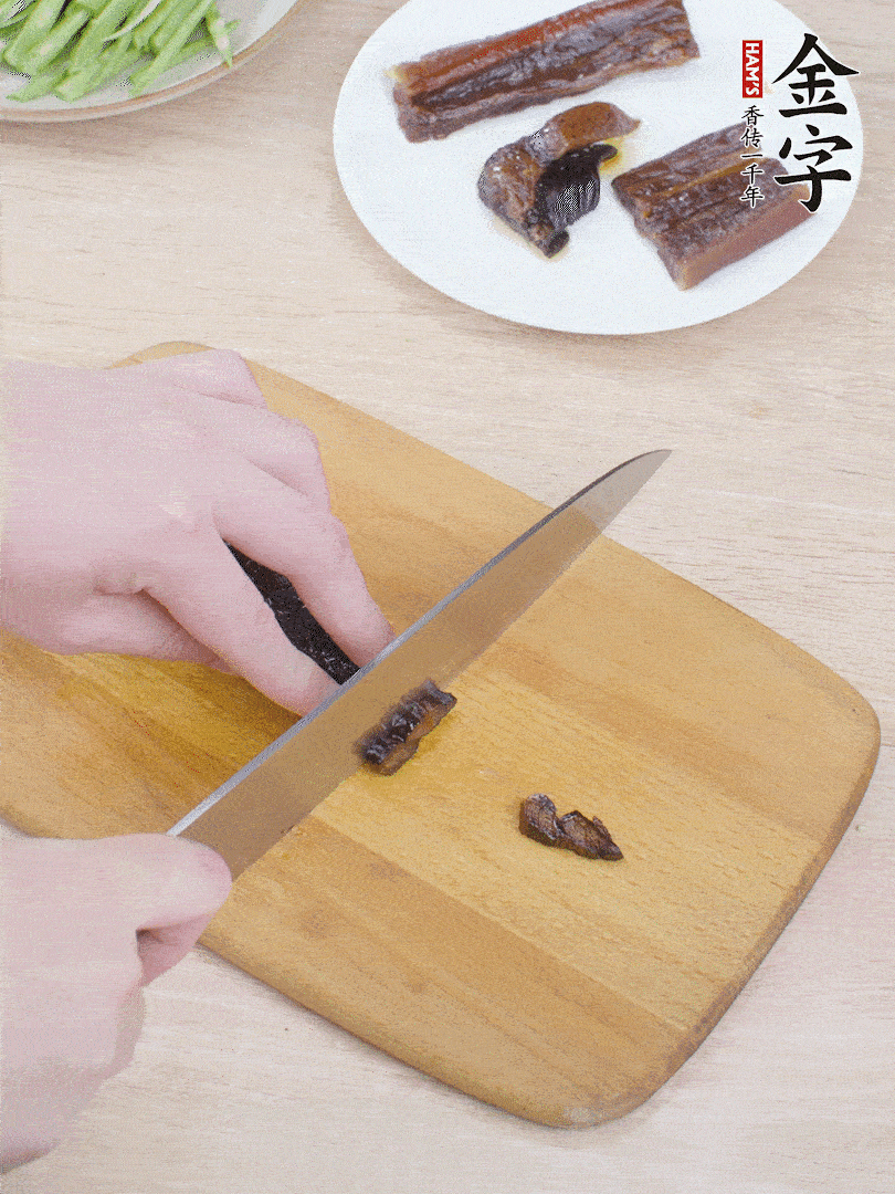 提前煮好的金字醬油肉切片。
