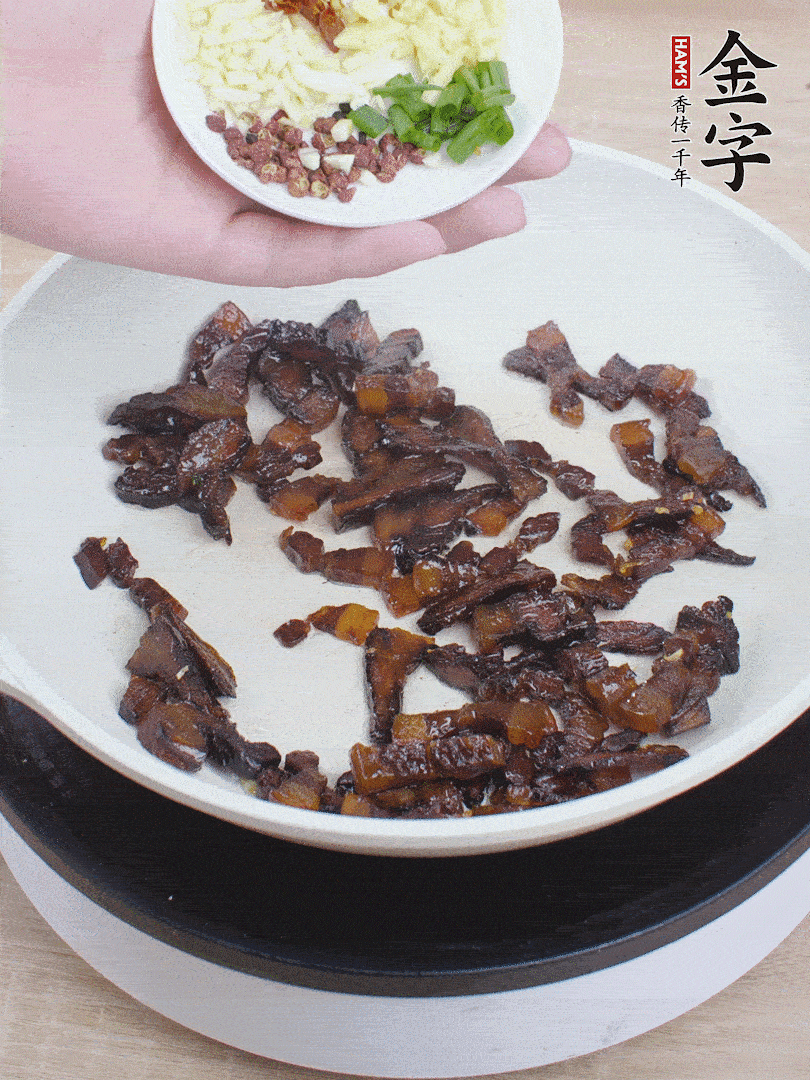 下蔥姜蒜、干辣椒、花椒粒炒香。
