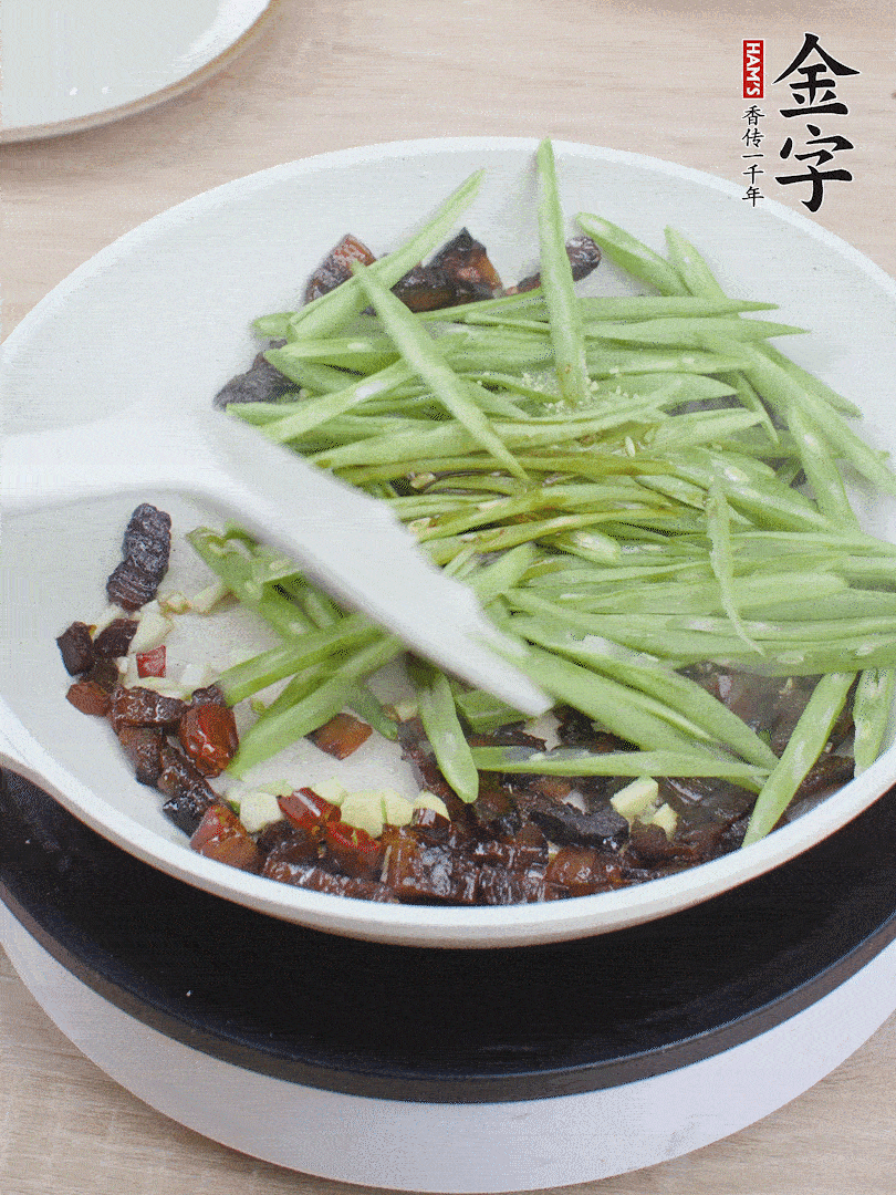 下豆角，生抽、雞精調(diào)味，炒到斷生。