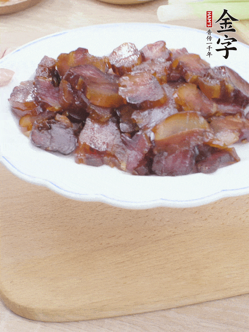 金字醬油肉水煮15分鐘，切薄片。