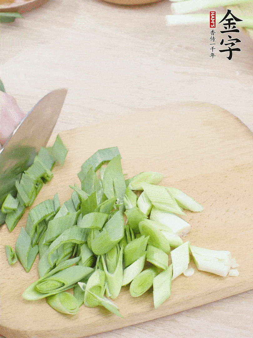青蒜切段。（蒜白可以拍一下，再斜著切）