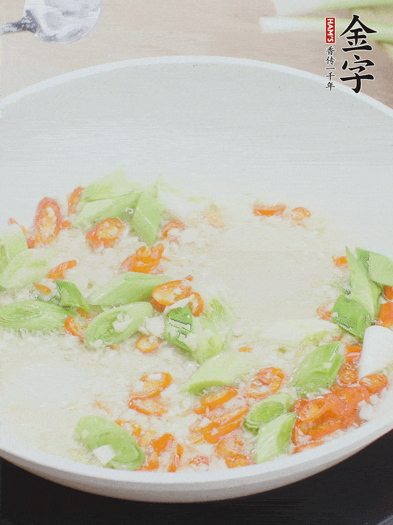 油5成熱時，下蒜末、辣椒、蒜白煸炒。