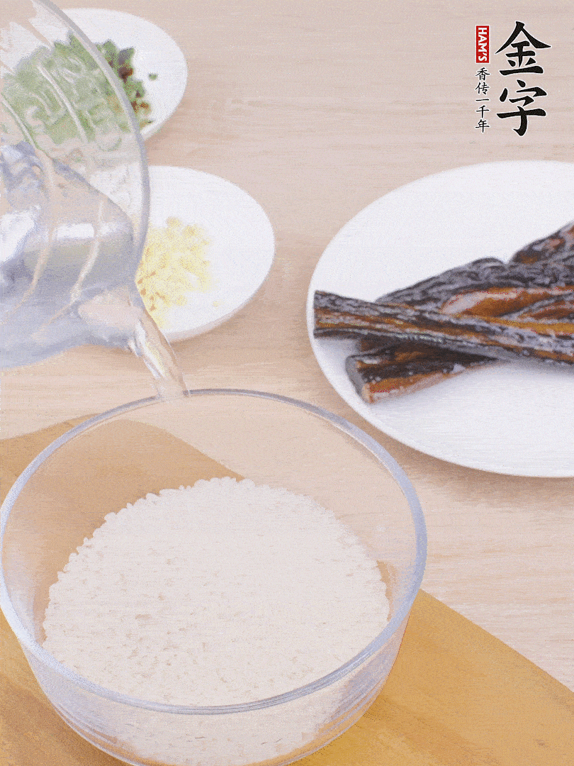 大米提前用清水浸泡1小時。