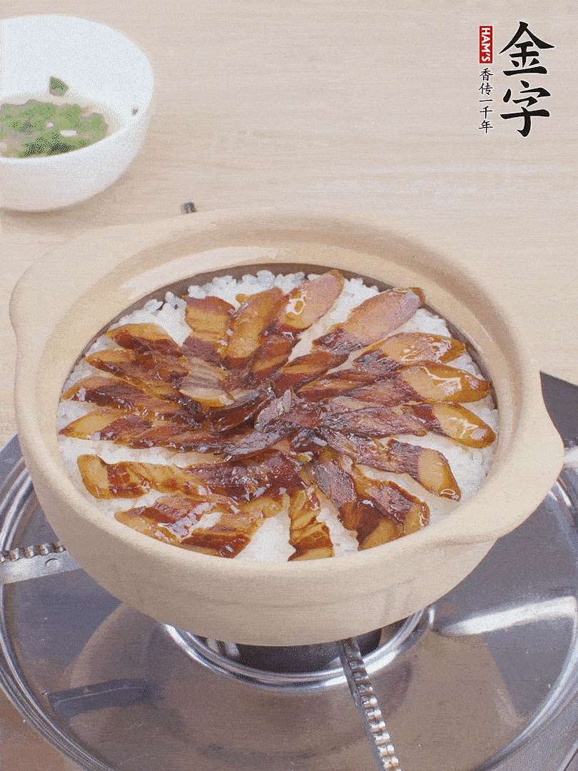 快收水時，鋪醬油肉，鍋邊淋點油，轉動砂鍋，燜煮2分鐘。
