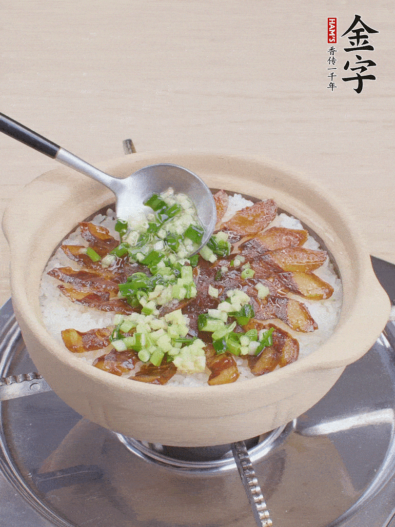 倒蔥姜醬再燜1分鐘。（也可以淋點生抽）