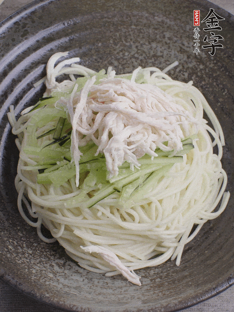 堿水面（熟）倒入大碗中，鋪上黃瓜絲、雞絲。