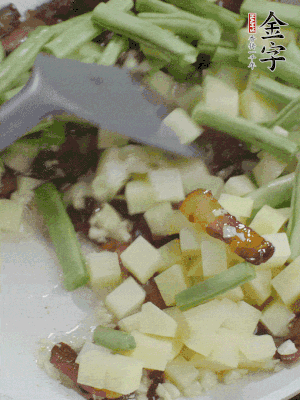 下蒜末、豆角、土豆塊翻炒。