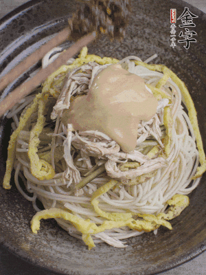 生抽1勺、醋1勺、芝麻醬1勺、金字火腿大師醬1勺。