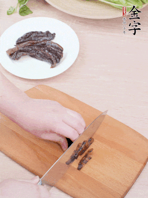 金字醬油肉下鍋煮10分鐘，切薄片。