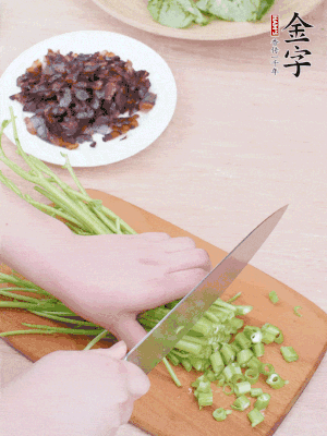 空心菜摘掉葉子，菜梗切成丁。