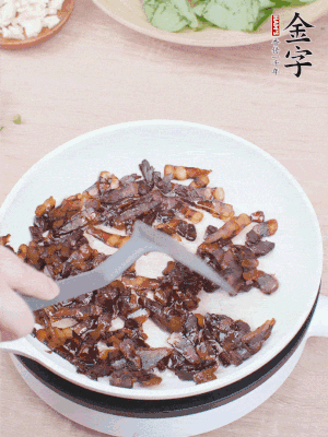 起鍋熱油，煸香醬油肉，撥拉到一邊。
