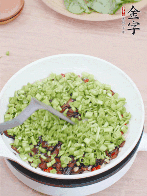 下菜梗翻炒，混合醬油肉。