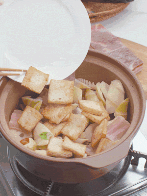 依次下春筍、豆腐，開水沒過食材。