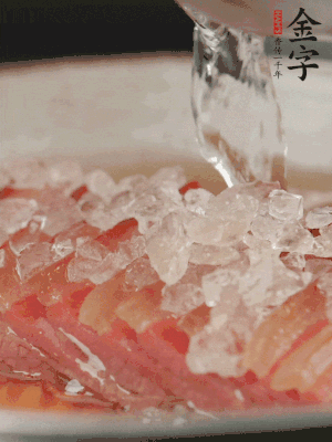 依舊放上冰糖100g、黃酒100g、水200g，鍋中再蒸15分鐘。