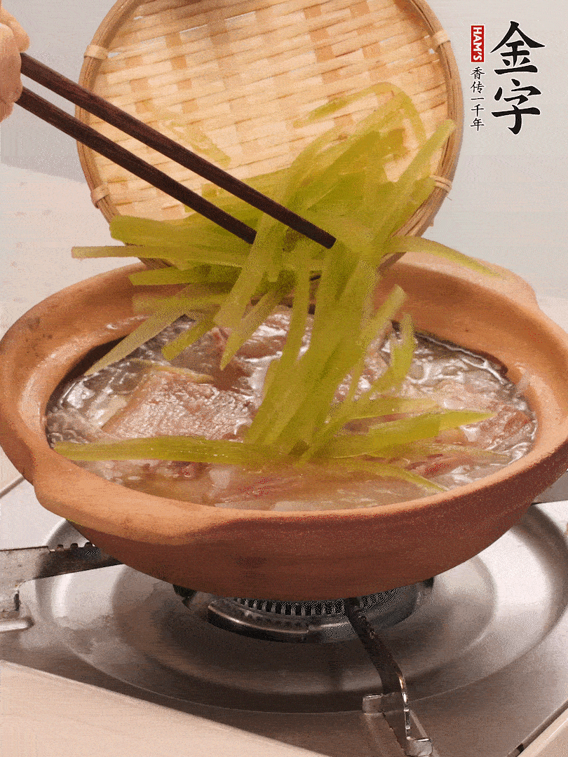 放入白蘿卜絲繼續(xù)炒軟炒至透明狀。