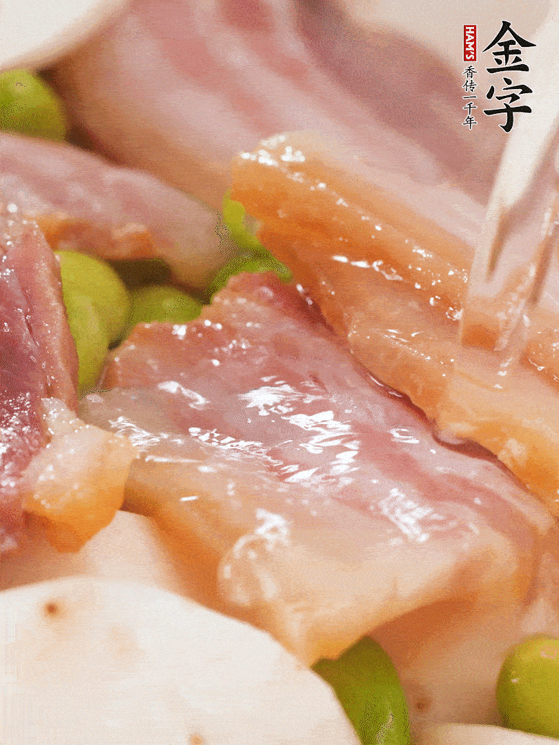 倒入芋艿、熟毛豆，翻炒均勻，加1小碗水煮開