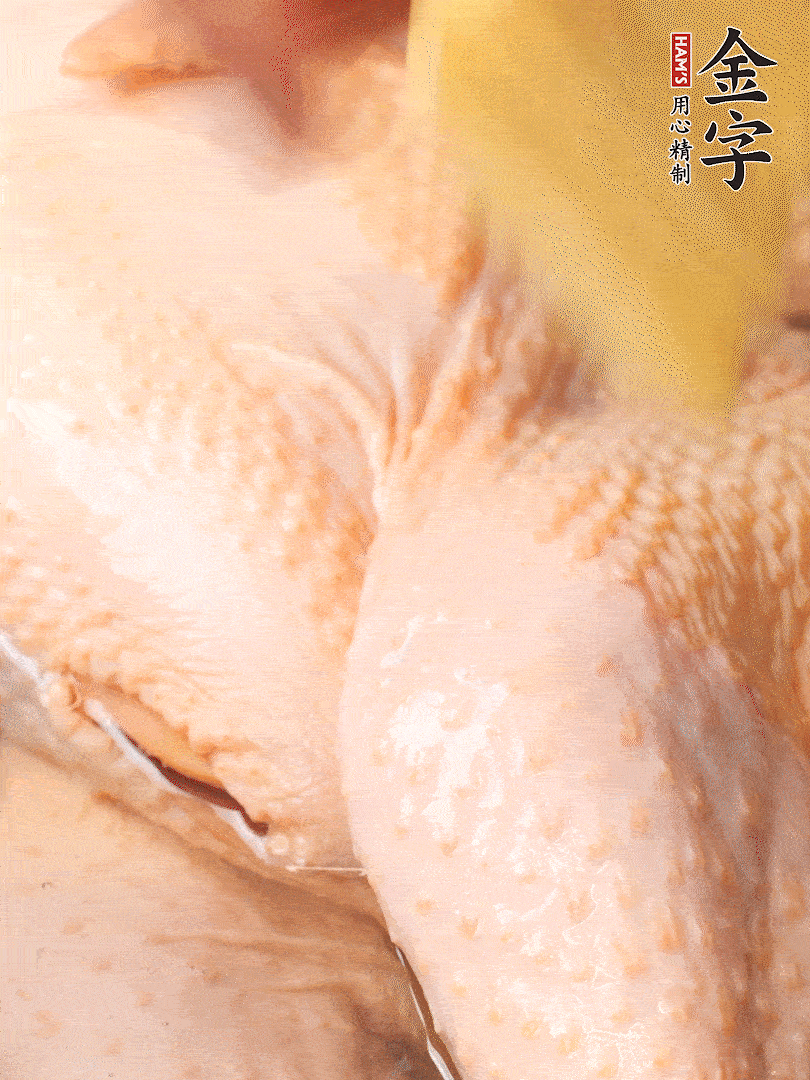老母雞去頭去尾，斬去雞爪。冷水入鍋，加料酒、蔥姜焯水，煮出浮沫后撈出，用清水洗凈