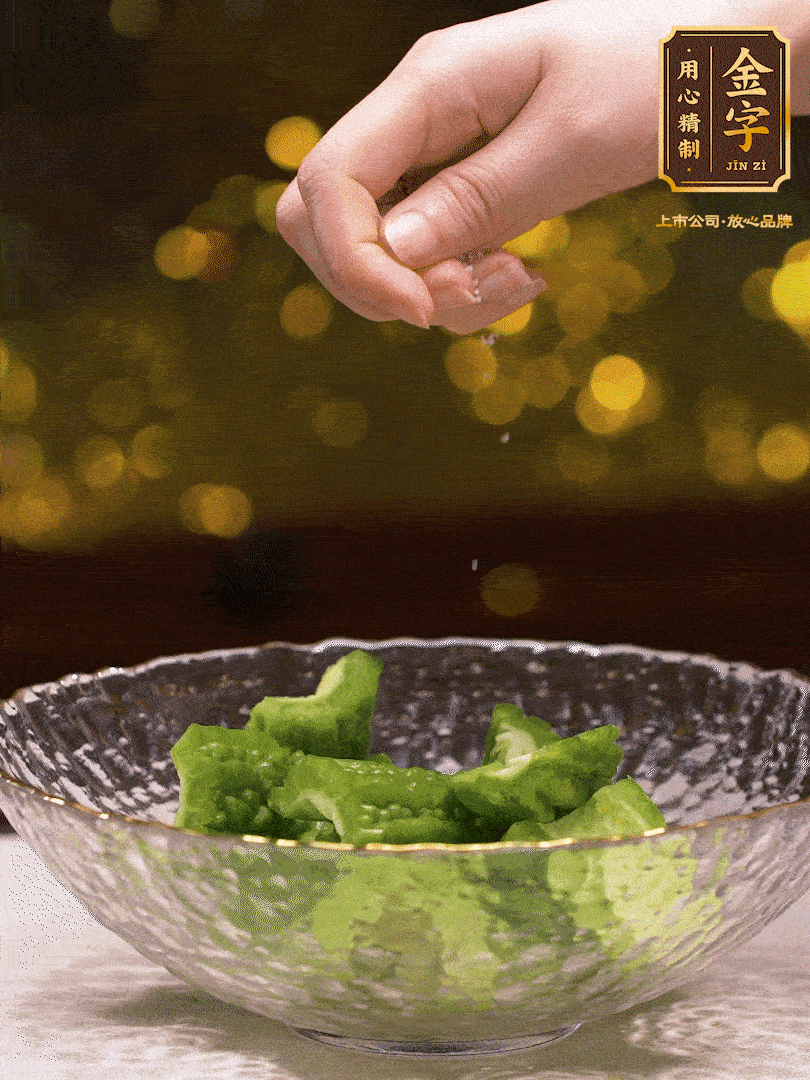 處理好的苦瓜切段（5cm），加點(diǎn)鹽鹽腌一下，去除一下苦味