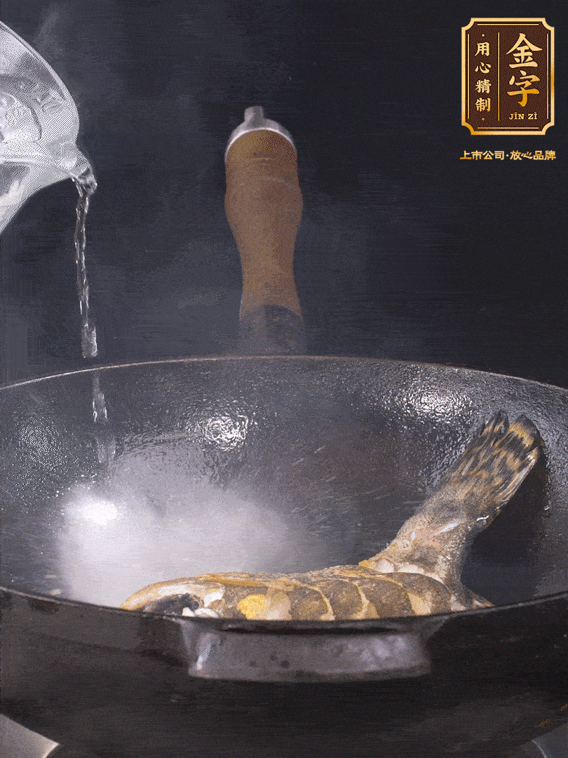 倒入適量食用油，待鍋燒熱后下桂魚煎大約2-3分鐘至兩面金黃（一定要煎透，這樣做出來的湯才會比較奶白色）