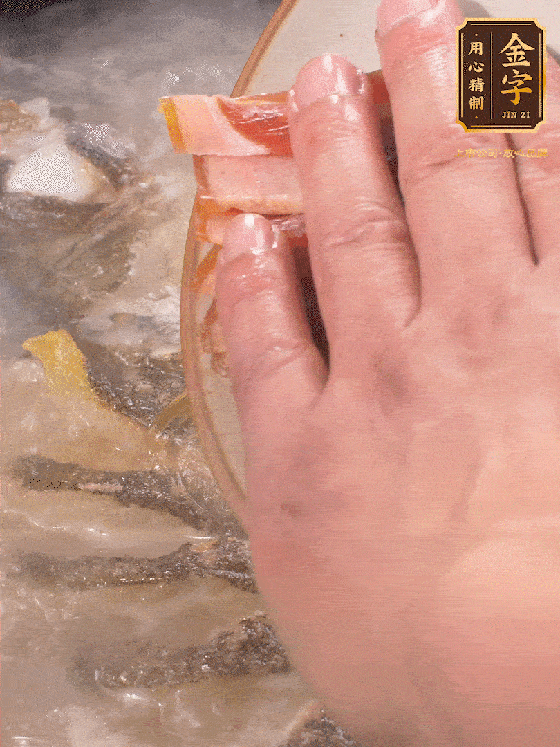 將煎好的魚，倒入三大碗開水。大火煮開后放入1個蔥結、2片姜片和1勺料酒和火腿片