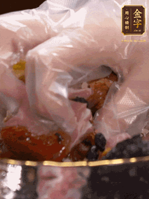 排骨洗凈后（蠔油、生抽、老抽、鹽、糖、淀粉、豆豉、蒜蓉、姜絲）腌制30分鐘
