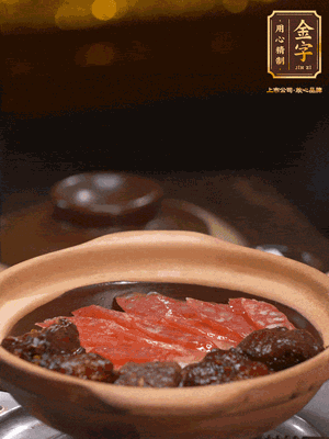 鋪上臘腸和排骨，鍋邊淋一圈油，小火煲10分鐘