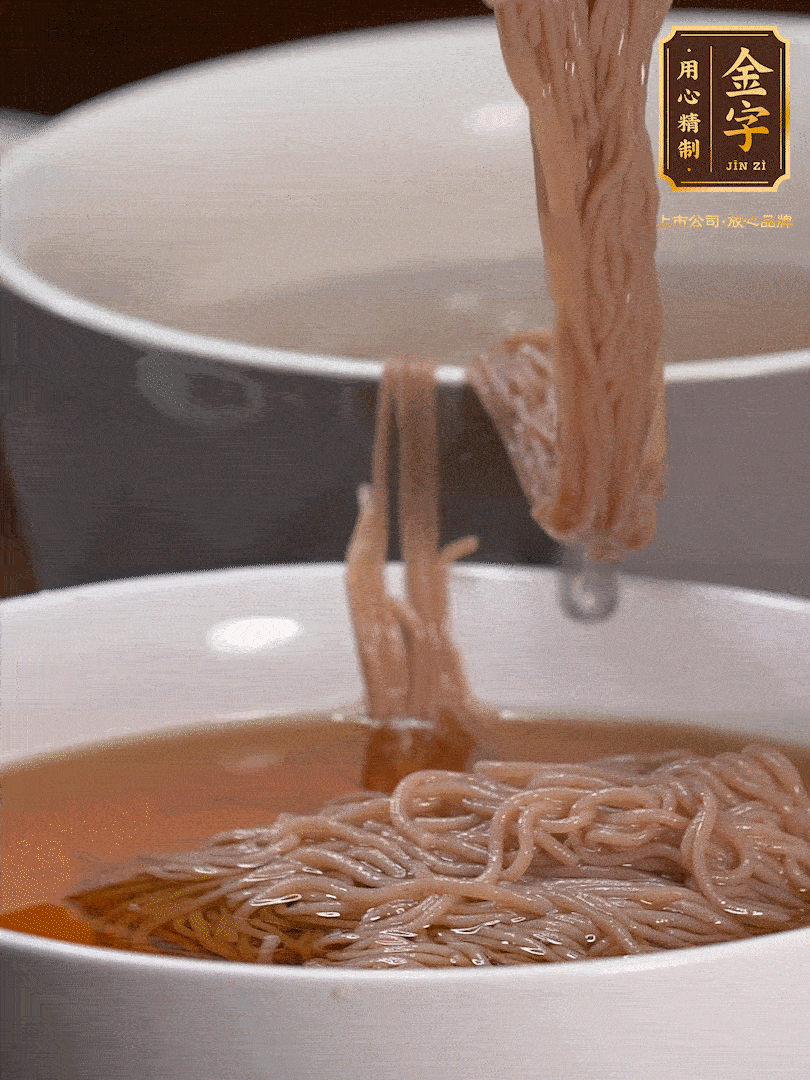 蘋果醋，一點(diǎn)鹽、糖、醬油，兌入涼白開水調(diào)成簡(jiǎn)易冷面湯，放水箱冷藏