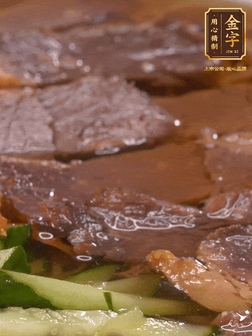 養(yǎng)麥冷面，涼水中清洗浸泡5分鐘，沸水中煮3分鐘，涼水漂洗沖涼
