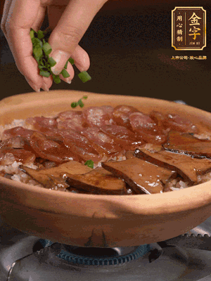 最后鋪上牛肝菌，爭(zhēng)分奪秒地倒上醬汁，撒點(diǎn)小蔥花