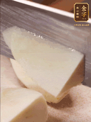 茭白去殼，底部一層老皮刨掉，切成滾刀塊