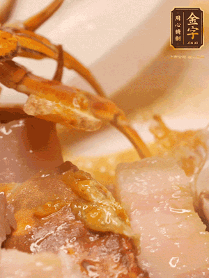 顏色變紅時(shí)，放蔥結(jié)、姜片煸香，再放咸肉、茭白、毛豆翻炒