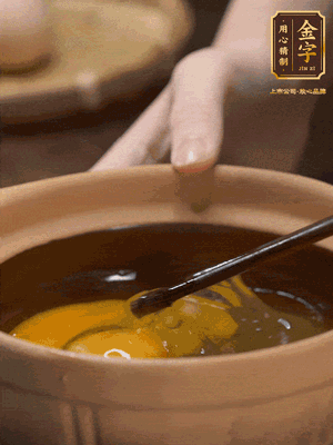 雞蛋打入砂鍋，充分打勻，1.5倍的溫水加一勺鹽，倒入蛋液中，攪拌均勻后用勺子舀去表面浮沫