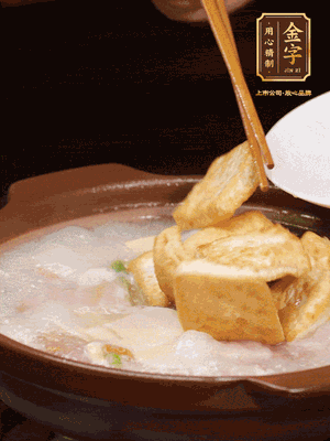 倒入開(kāi)水大火煮開(kāi)，轉(zhuǎn)中小火放咸肉，放一點(diǎn)點(diǎn)糖、味精慢燉10分鐘
