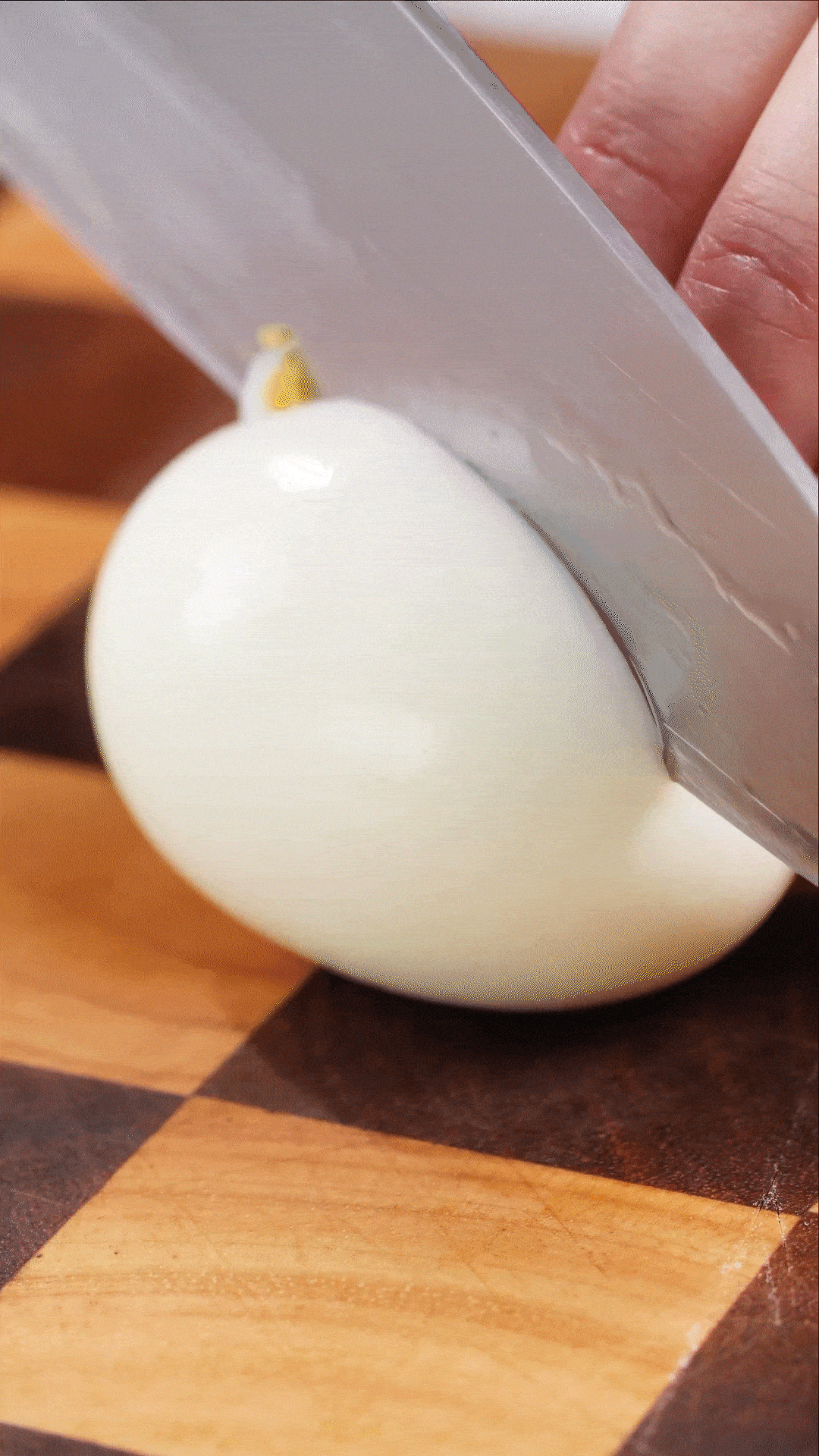 雞蛋煮熟，改刀備用
