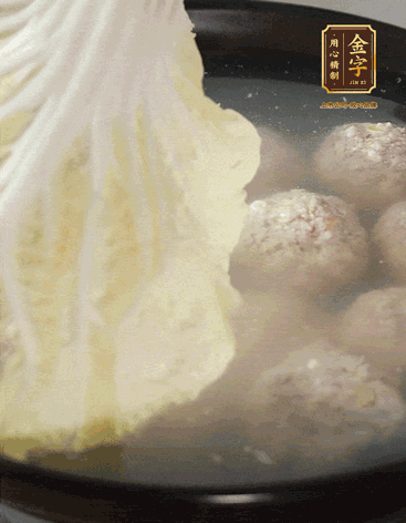 等獅子頭浮起來時再加白菜蓋。小火慢燉2小時