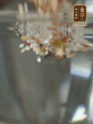 雜糧提前浸泡6小時，洗凈后下砂鍋