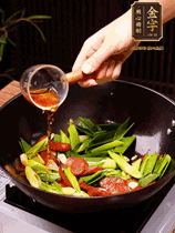 下蒜苗炒軟，沿鍋邊烹入一勺料酒，加醬油、蠔油、白糖調(diào)味炒勻